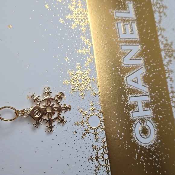 New Chanel Gold Snowflake charm Holiday 2024 gold CC Snowflake w/ clasp limited - Picture 4 of 5